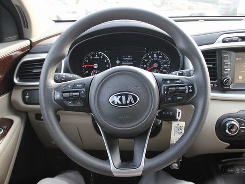 Used 2018 Kia Sorento LX image 11