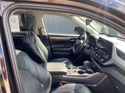 Used 2021 Toyota Highlander Platinum image 16