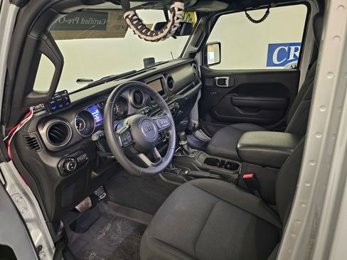 Used 2022 Jeep Gladiator Sport AWD/4WD image 3