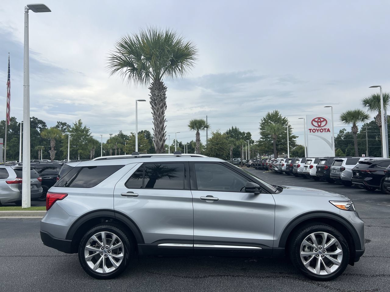 Used 2023 Ford Explorer Platinum w/ Technology Package AWD/4WD image 11