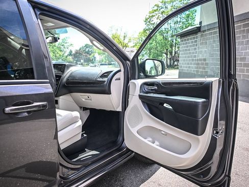 Used 2018 Dodge Grand Caravan SE w/ UConnect Hands-Free Group FWD image 20