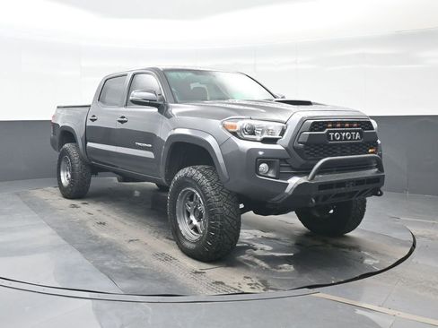 Used 2017 Toyota Tacoma TRD Sport w/ Tow Package (A/T) AWD/4WD image 9