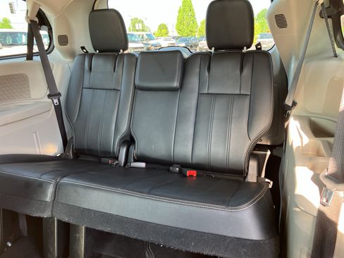Used 2016 Chrysler Town & Country Touring FWD image 33