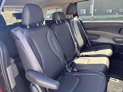 Used 2025 Kia Carnival EX image 73