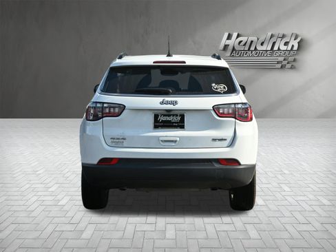Used 2024 Jeep Compass Latitude w/ Sun and Sound Group AWD/4WD image 8