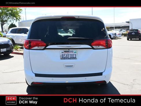 Used 2017 Chrysler Pacifica Touring-L FWD image 6