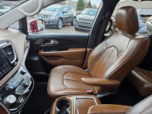 Used 2019 Chrysler Pacifica Limited w/ Tire & Wheel Group image 9