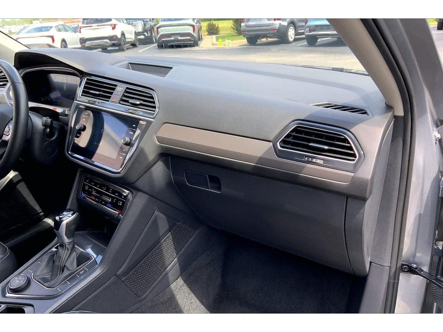 Used 2024 Volkswagen Tiguan SE AWD/4WD image 12