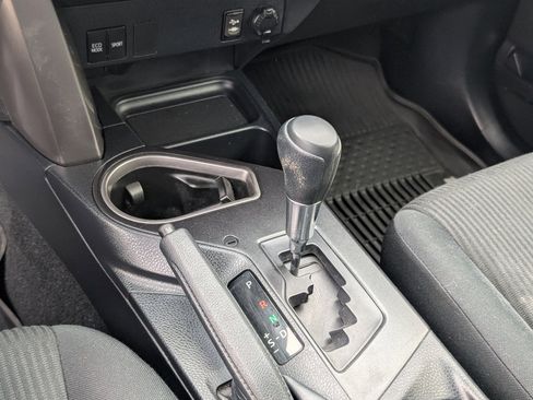 Used 2018 Toyota RAV4 LE image 16