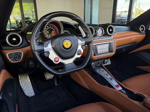 Used 2015 Ferrari California T image 39