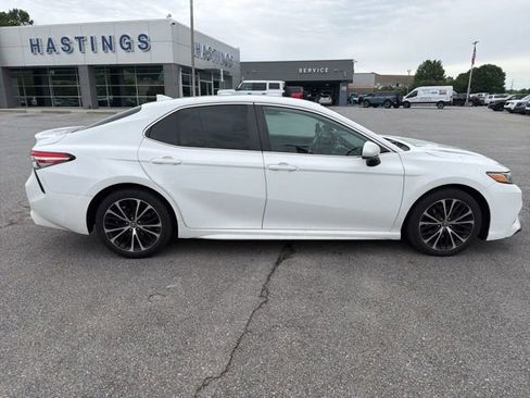 Used 2019 Toyota Camry SE FWD image 4