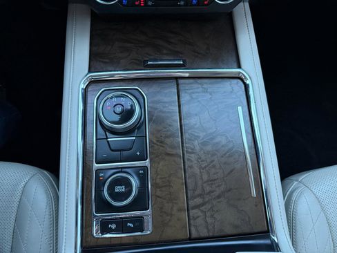 Used 2019 Ford Expedition Platinum image 40