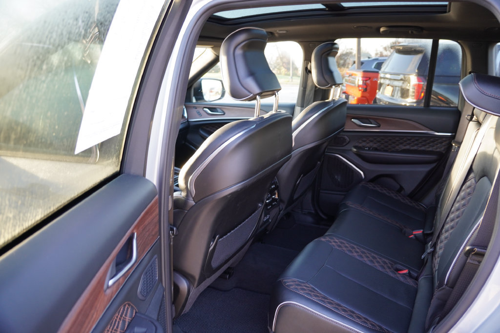 Used 2025 Jeep Grand Cherokee Summit w/ Obsidian Package AWD/4WD image 17
