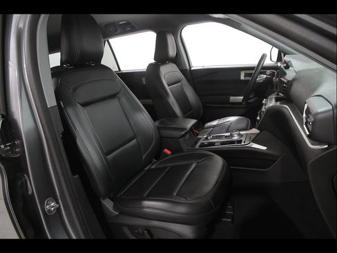 Used 2023 Ford Explorer XLT w/ Equipment Group 202A AWD/4WD image 16