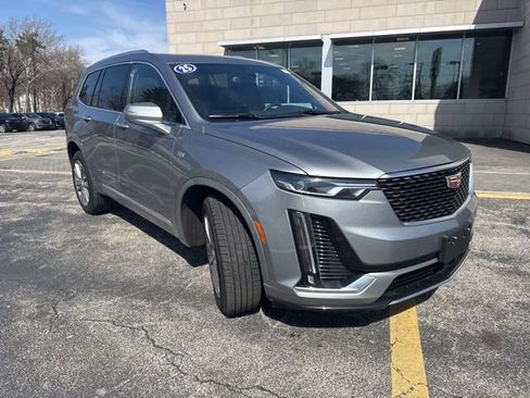 Used 2025 Cadillac XT6 Premium Luxury image 3