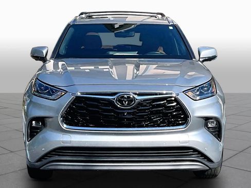 Used 2023 Toyota Highlander Platinum FWD image 4