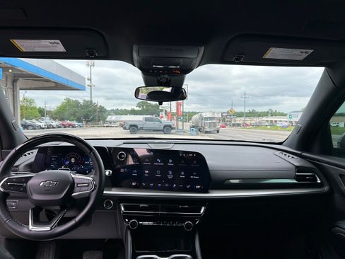Used 2024 Chevrolet Traverse LT w/ Enhanced Driving Package FWD image 34
