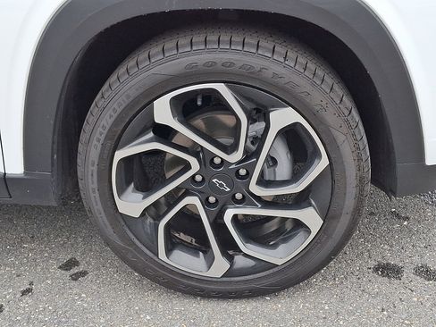 Used 2025 Chevrolet Trax RS w/ Driver Confidence Package FWD image 8
