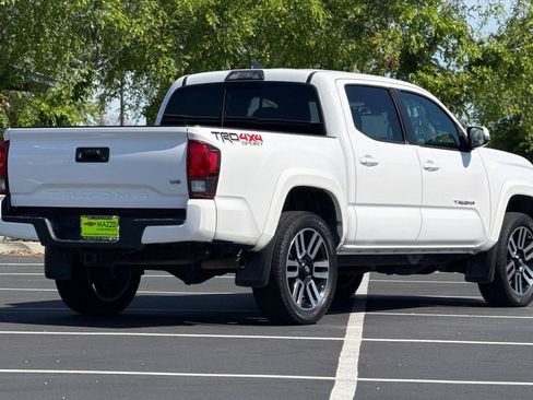 Used 2018 Toyota Tacoma TRD Sport image 11