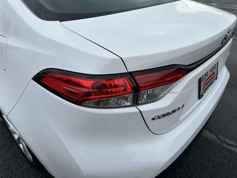 Used 2025 Toyota Corolla LE w/ LE Premium Package FWD image 9
