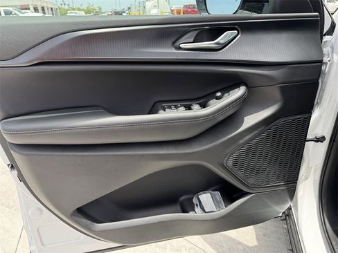 New 2025 Jeep Grand Cherokee Altitude image 12