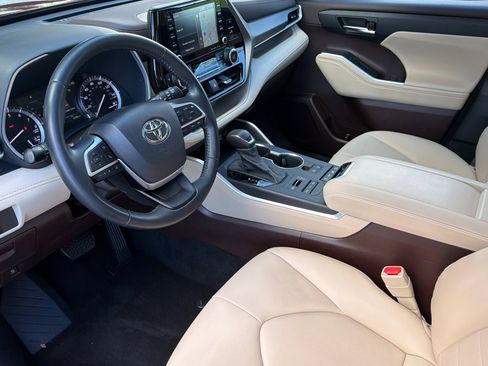 Used 2022 Toyota Highlander XLE image 11