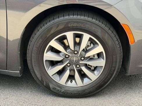 Used 2022 Chrysler Pacifica Touring-L FWD image 9
