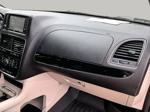 Used 2016 Dodge Grand Caravan SXT FWD image 17
