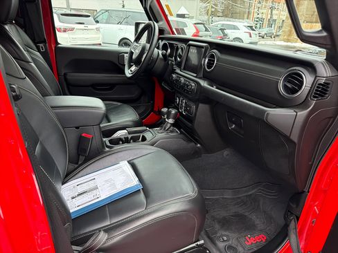 Used 2019 Jeep Wrangler Unlimited Sahara image 16