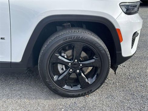 Certified 2023 Jeep Grand Cherokee Altitude image 10