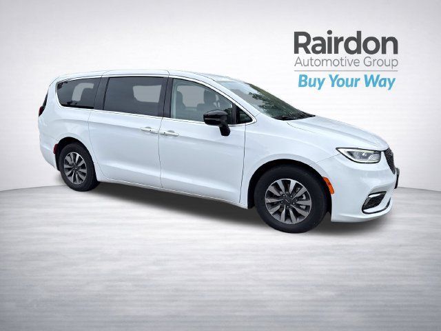 Used 2024 Chrysler Pacifica Limited FWD 360° Tour