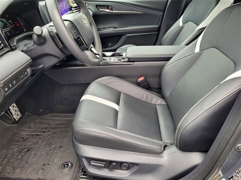 Used 2025 Toyota Camry SE image 24