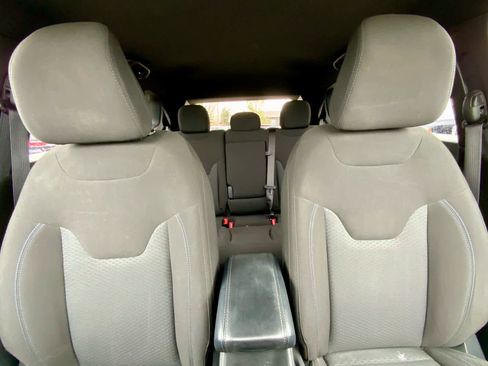 Used 2023 Jeep Compass Sport image 28