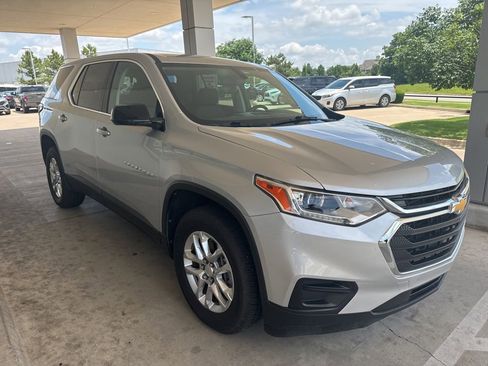 Used 2018 Chevrolet Traverse LS FWD image 3