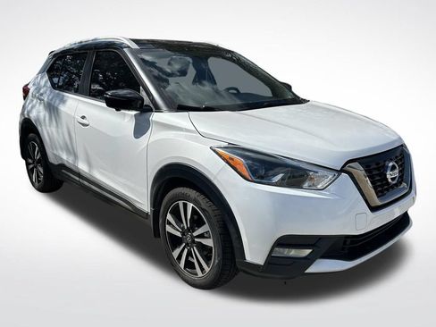 Used 2019 Nissan Kicks SR w/ SR Premium Package FWD image 3