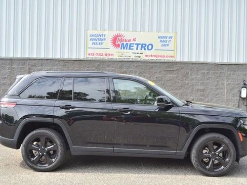 Used 2023 Jeep Grand Cherokee Limited w/ Luxury Tech Group II AWD/4WD image 9