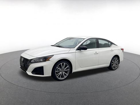 Used 2025 Nissan Altima 2.5 SV FWD image 3
