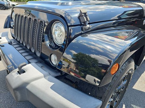 Used 2018 Jeep Wrangler Sahara AWD/4WD image 28