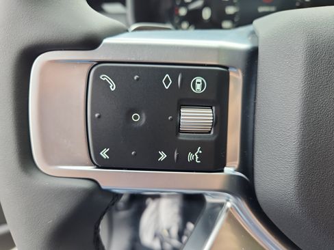 Used 2025 Land Rover Discovery S image 19