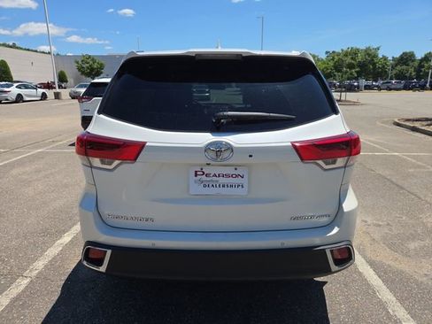 Used 2019 Toyota Highlander Limited AWD/4WD image 4