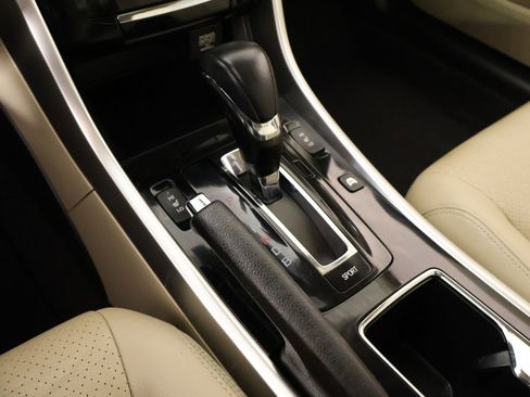 Used 2017 Honda Accord Touring image 9