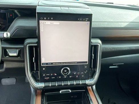 Used 2025 GMC Yukon XL Denali image 15