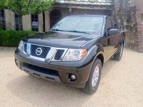 Used 2013 Nissan Frontier SV w/ SV Value Truck Pkg RWD image 4