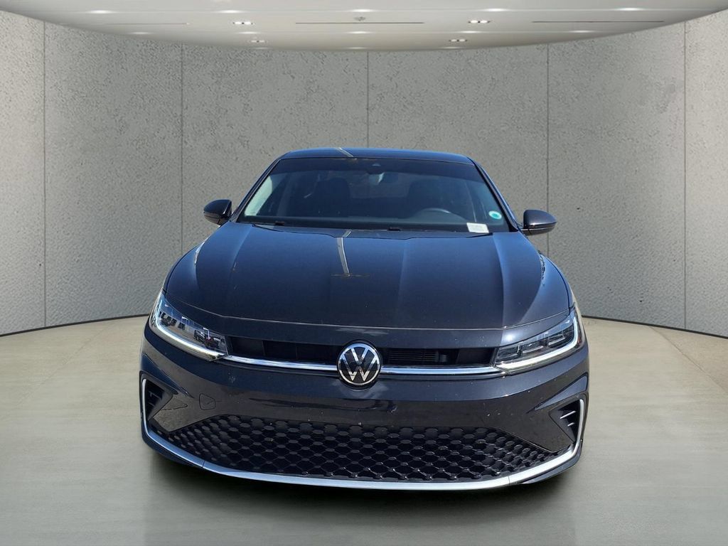 Used 2025 Volkswagen Jetta SE FWD image 2