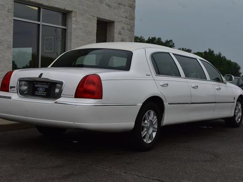 Used 2008 Lincoln Town Car Executive RWD image 16