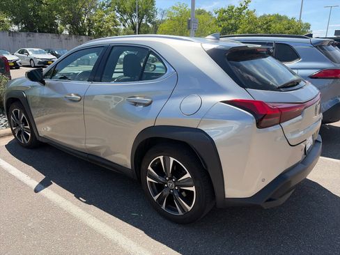 Used 2021 Lexus UX 200 w/ Accessory Package (Z1) FWD image 4