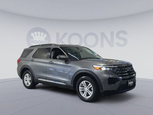 Used 2023 Ford Explorer XLT AWD/4WD image 2