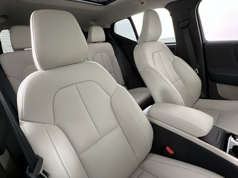 Used 2024 Volvo XC40 B5 Plus image 25