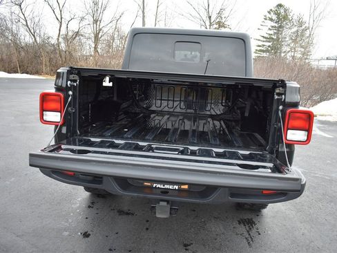 Certified 2022 Jeep Gladiator Willys image 32