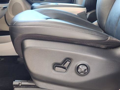 Used 2024 Chrysler Pacifica Touring-L image 19